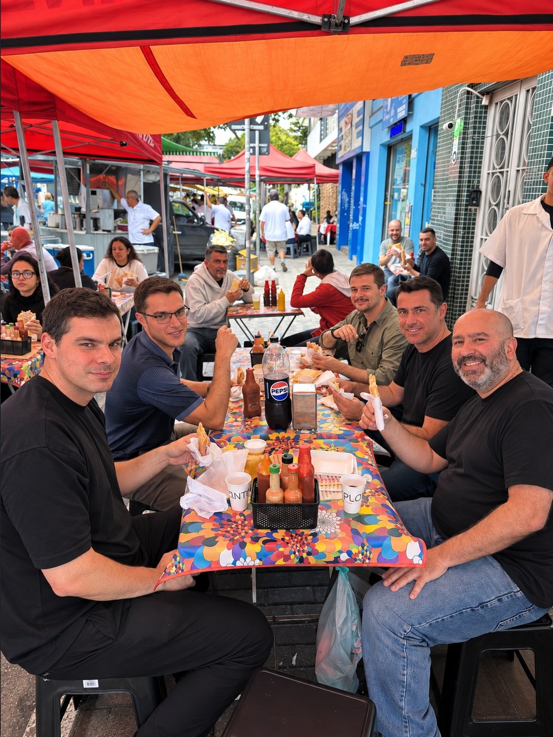 Clientes em feira da Pastéis Viviane