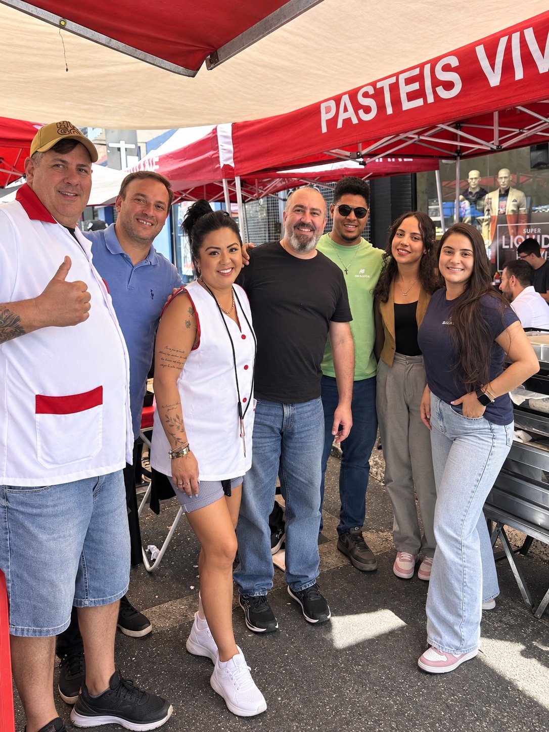 Equipe da Pastéis Viviane durante atendimento